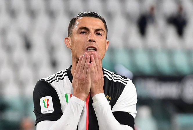 Ronaldo sút trượt Penalty, HLV Sarri vẫn bảo vệ