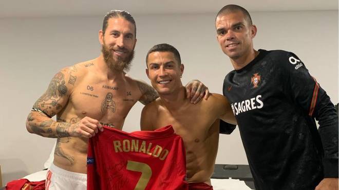 Hàn gắn quan hệ, Ramos vào phòng thăm Ronaldo