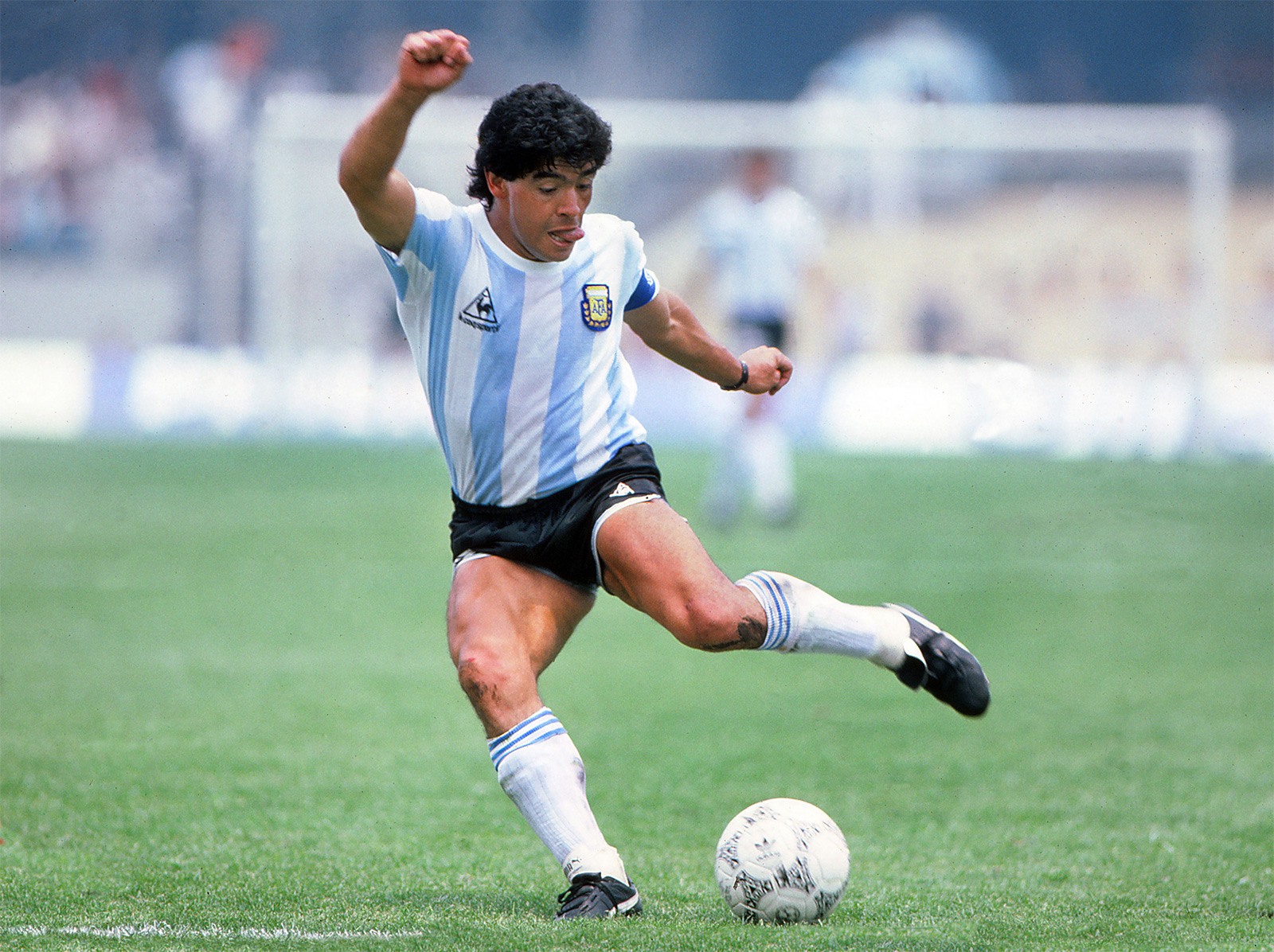 Diego Maradona: Từ “Cậu bé Vàng” đến Đấng tối cao